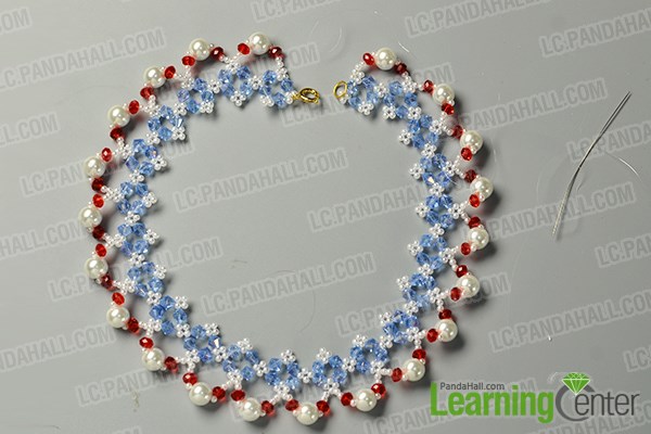 make the fourth part of this flower glass beads necklace