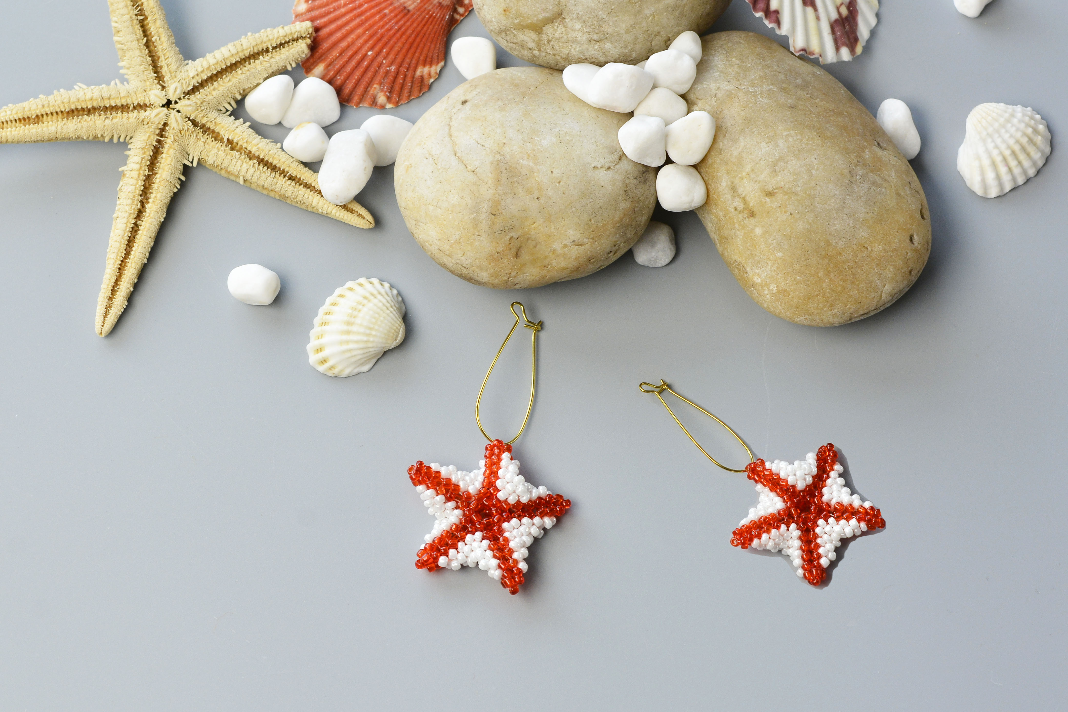 final look of the red seed beaded stitch starfish earrings