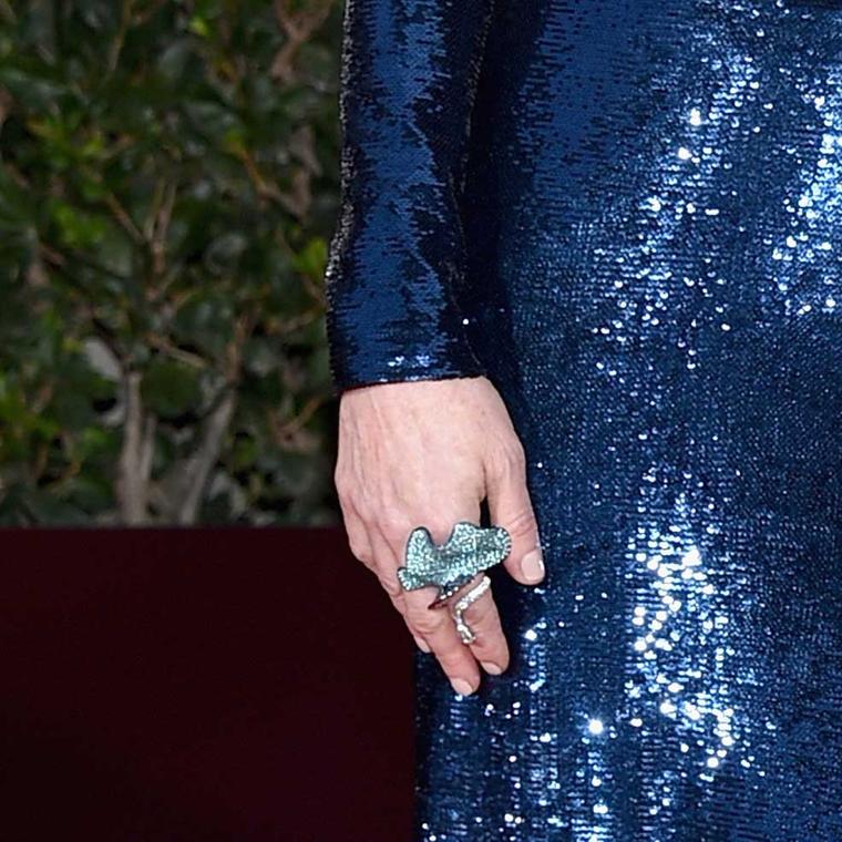 Julianne Moore wore a titanium and Paraiba tourmaline ring from Chopard's High Jewellery Collection to the Golden Globes 2016