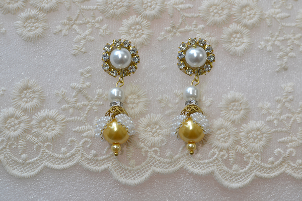 final look of the white pearl ear studs