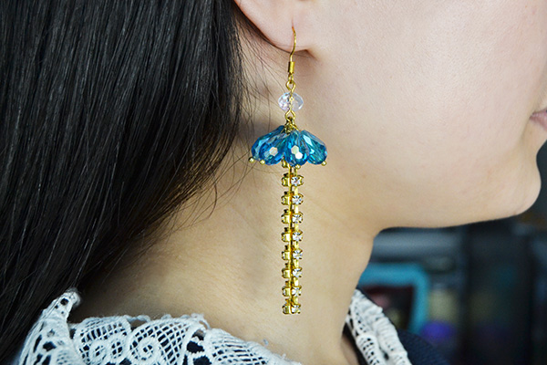 final look of the blue glass bead and golden chain tassel drop earring