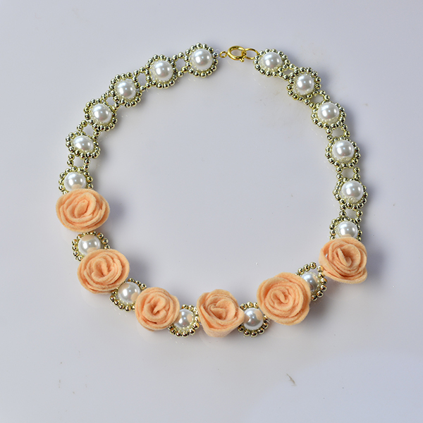 final look of the pearl flower necklace with felt flowers