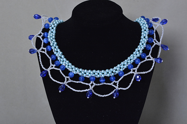 With time and efforts, I finally finished this charming ocean style glass and pear beaded collar necklace!