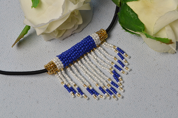 final look of the white and blue seed bead stitch pendant necklace
