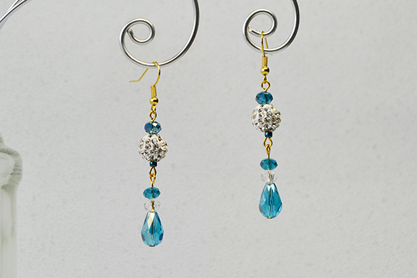 the final look of the glass beads earrings