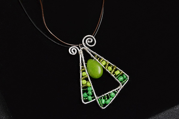 Here is the final look of this wire wrapped pendant necklace: