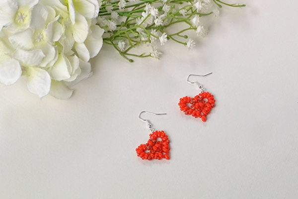final look of the red 2-hole seed bead heart earrings