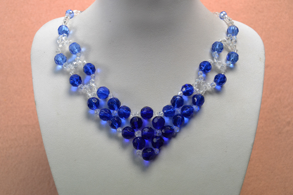 final look of the handmade blue glass bead necklace
