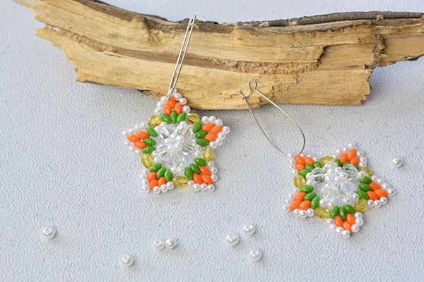 final look of the 2-hole seed bead and pearl bead star earrings