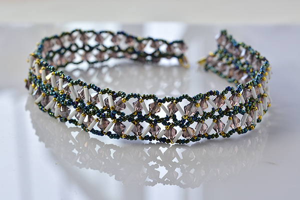 Now, here is the final look of the chic beading necklace:
