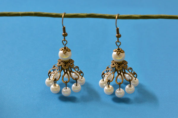final look of the vintage and white pearl bead drop earrings
