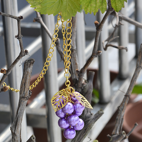 the final look of the grape necklace