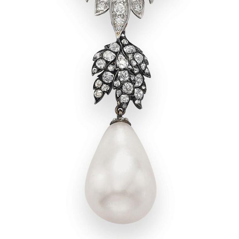 Cartier La Peregrina pearl necklace - close up