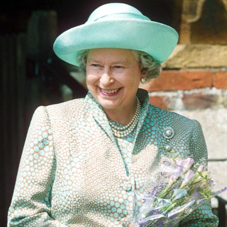 The Queen wearing the Duchess of Cambridge brooch