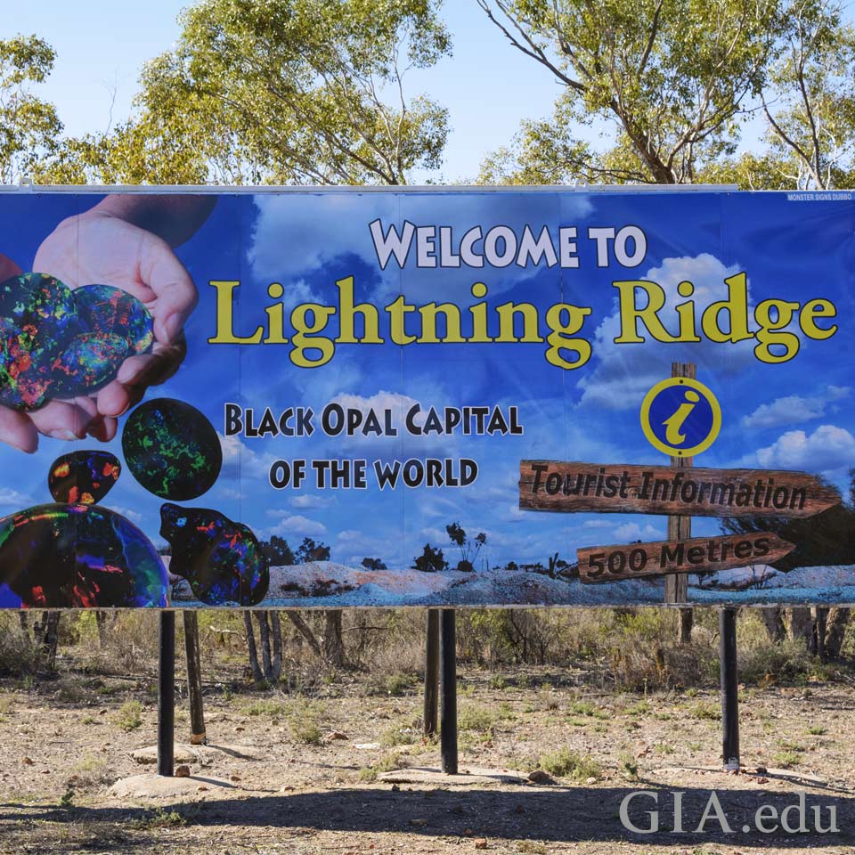 Lightning Ridge entrance sign