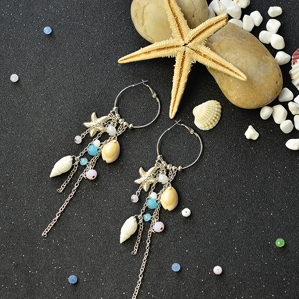 the final look of the chain tassel hoop earrings: