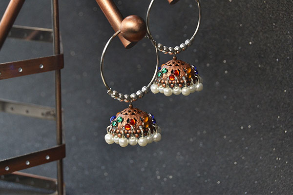 Now, this pair of Tibetan pearl and cabochons hoop earrings has been finished: