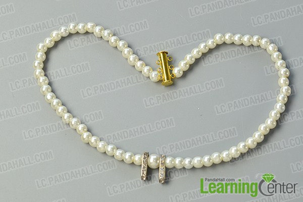 make the first part of the three-strand white pearl bead necklace