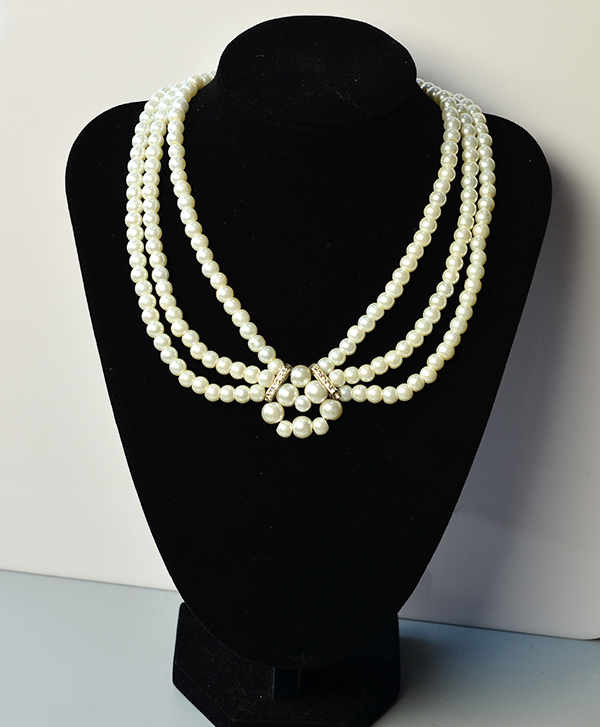 final look of the three-strand white pearl bead necklace