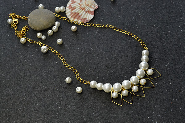 You also can add several pearl dangles onto the chain casually: