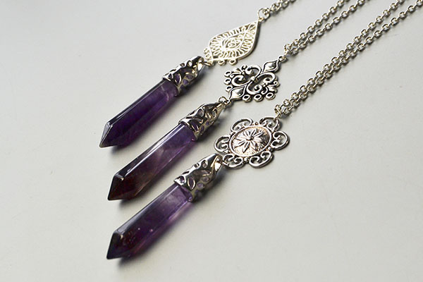 The final look of the gemstone pendant necklace