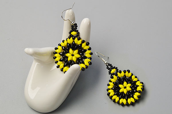 Then, this pair of 2-hole seed beads flower earrings has been finished: