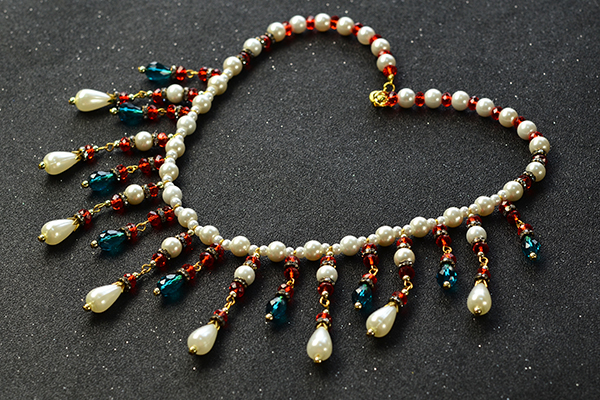 Here is the final look of this drop beads bib necklace: