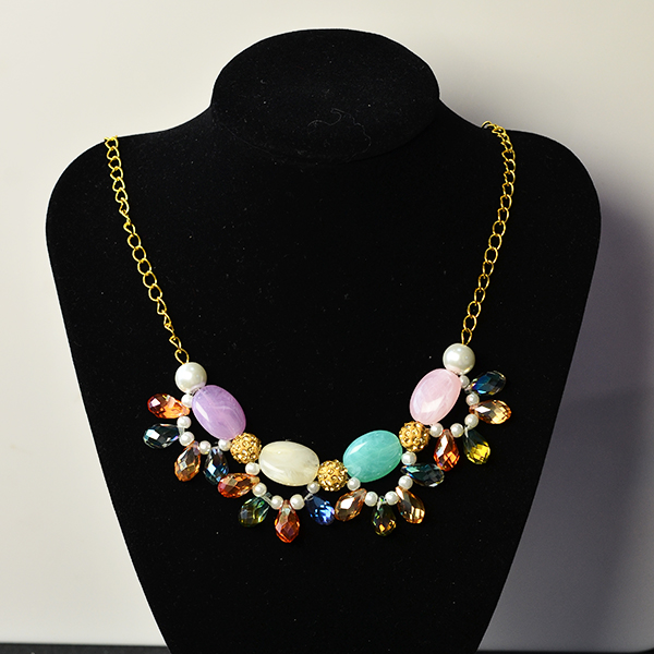 the final look of the beads and chain necklace