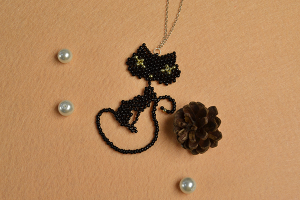 Here is the final look of the black seed beads cat pendant necklace: