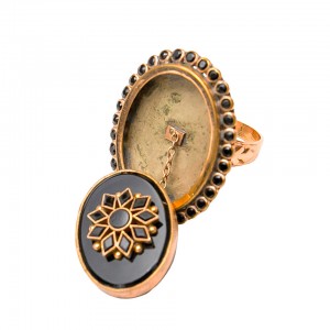 The appeal of poison rings (or secret rings) transcends centuries. This Victorian era ring is made of gold and onyx. Courtesy: 1stdibs.com