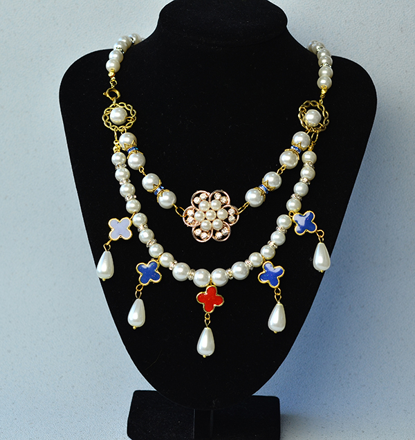 the final look of the flower pearl necklace