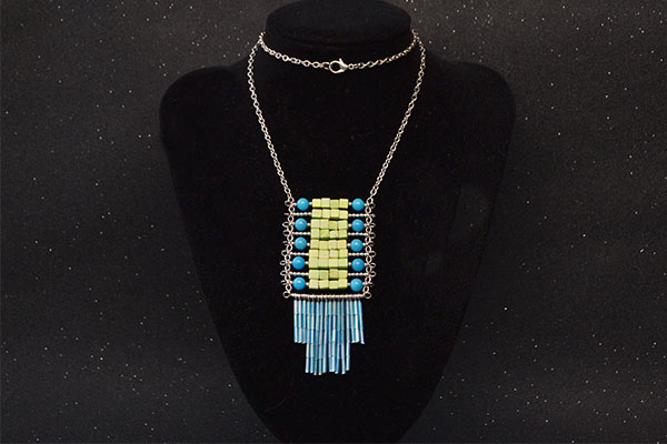 the final look of the tassel bead pendant necklace