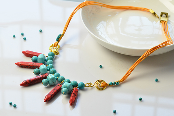 final look of the turquoise bead pendant necklace