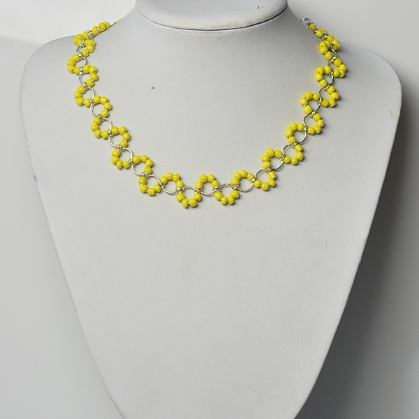 Here is the final look of the yellow seed bead necklace