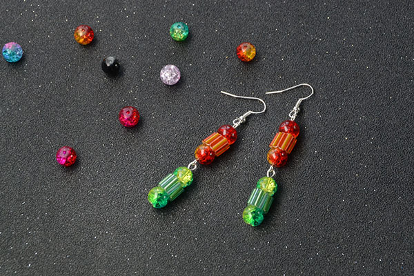 Here is the final look of these colorful beaded dangle earrings: