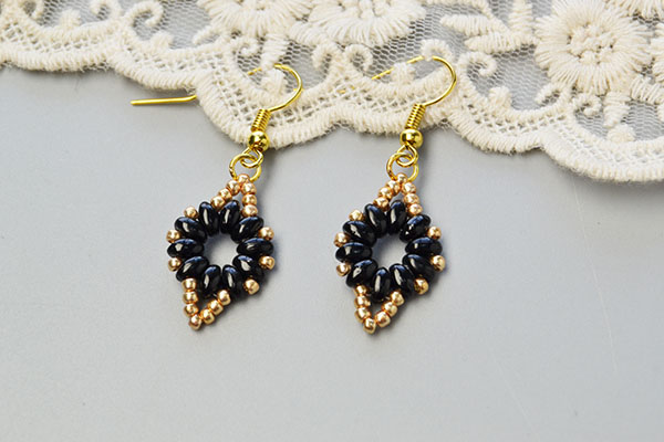 This is the final look of this pair of easy beaded earrings.