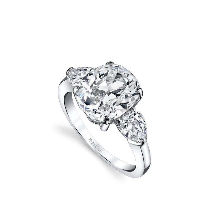 Classico 4.40-carat cushion-cut diamond ring
