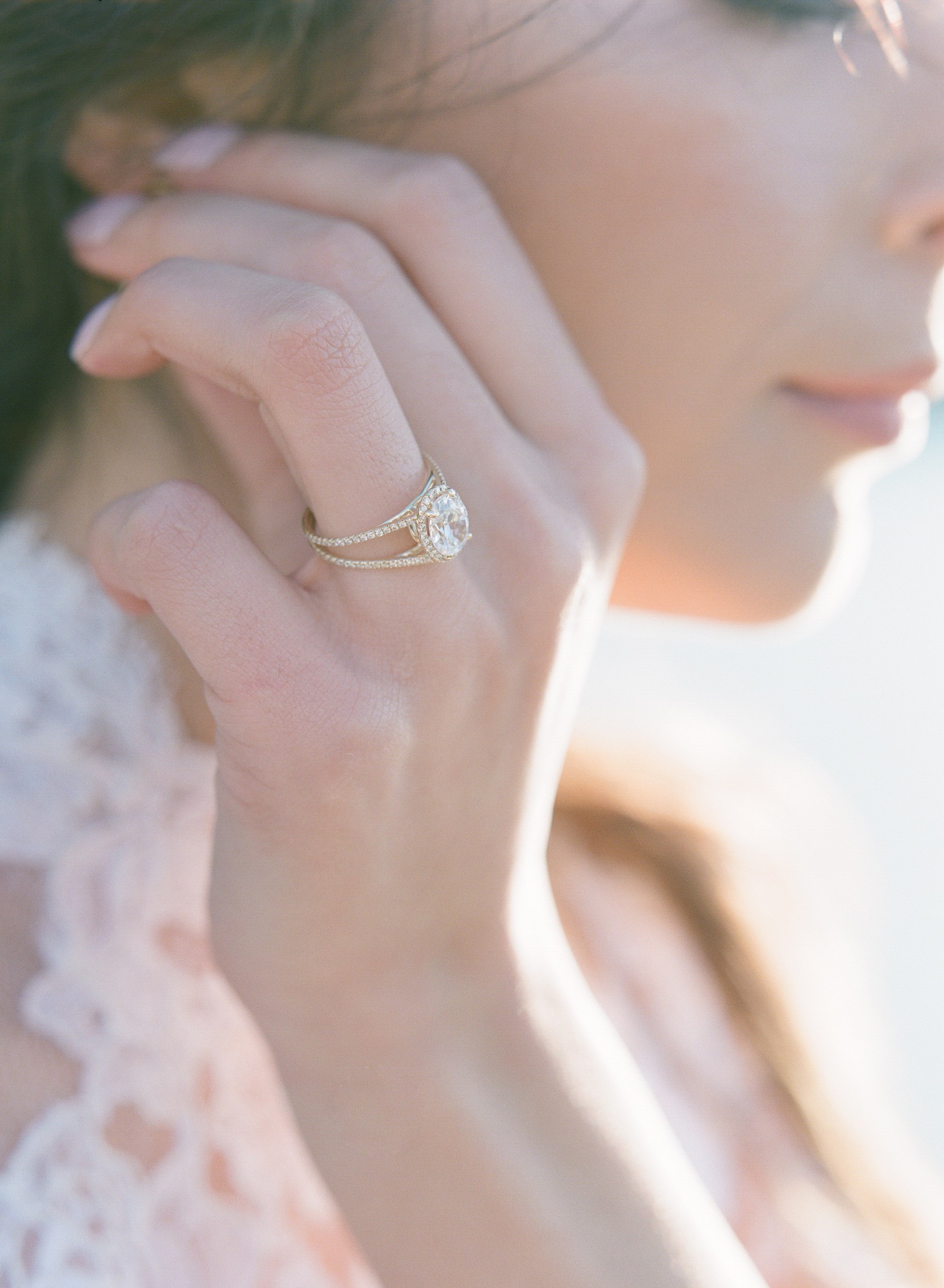 Принцесса руки. Красивые кольца на руке. Женская рука с кольцом. Кольца Эстетика. Кольцо для девушки.